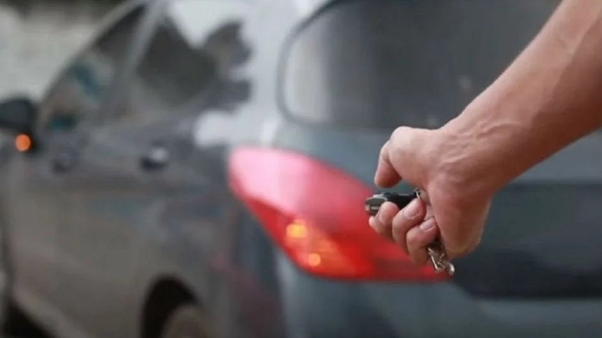 Les abrieron los autos en la puerta de club de Fisherton: robaron hasta equipos de mate